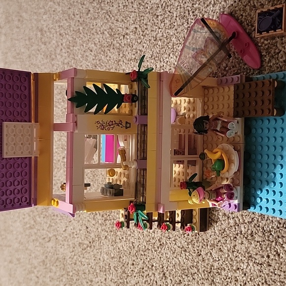 Lego Friends Stephanie's Beach Houae - Picture 2 of 6